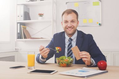 Adam sağlıklı iş yemeği modern ofis iç vardır.