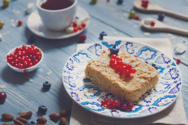 Pasta pasta, çay, kahve ve çilek mavi rustik ahşap