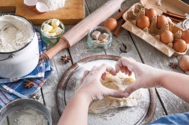 Yemek pişirme, yumurta, tereyağı ve un için malzemeler