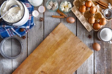 Rustik ahşap arka plan üzerinde fırın malzemeleri