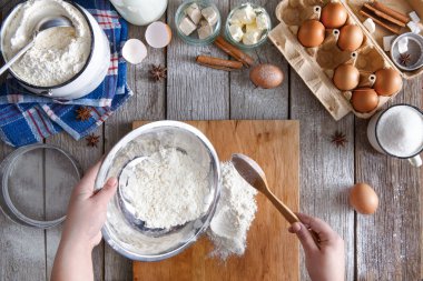 Rustik ahşap zemin üzerine hamur üstten görünüm yapma