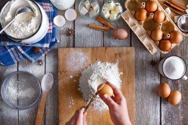 Rustik ahşap zemin üzerine hamur üstten görünüm yapma