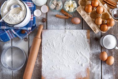 Rustik ahşap arka plan üzerinde fırın malzemeleri