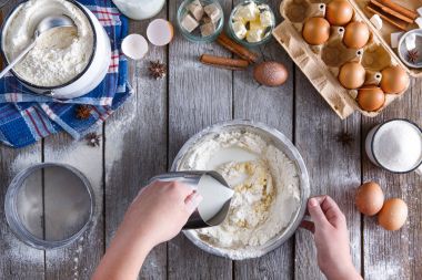 Rustik ahşap zemin üzerine hamur üstten görünüm yapma