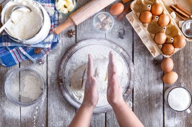 Rustik ahşap arka plan üzerinde yapımı ekmek en iyi görünümü