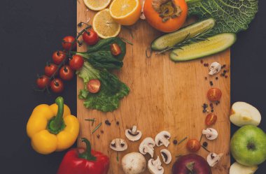 Çerçeve kopya alanı ahşap zemin üzerine taze sebze