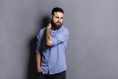 Mutsuz adam boyun veya omuz ağrısı acı