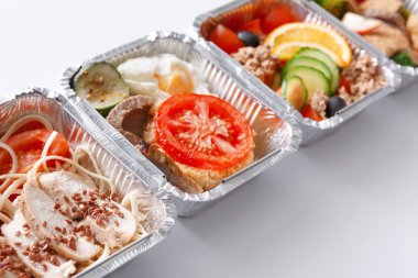 Sağlıklı yemekler kutularında, diyet kavramı. Et garnitür ve sebze ile