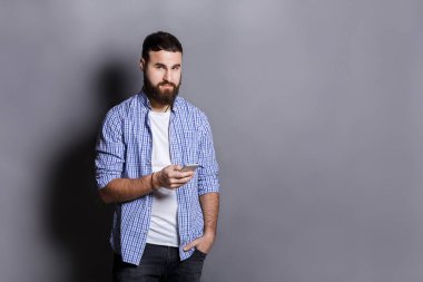 Tipik haber Smartphone'da rahat sakallı adam