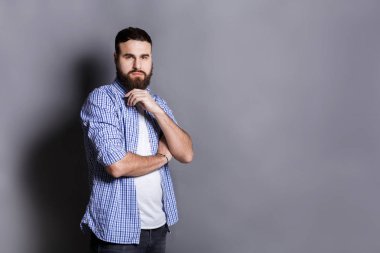 Çene üzerinde el ile poz dalgın sakallı adam