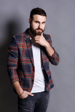 Kameraya bakarak sakal okşayarak şaşkın genç adam