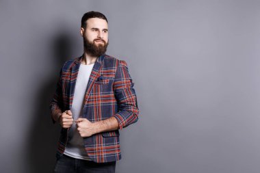 Sakallı yakışıklı, kopya alanı arıyor