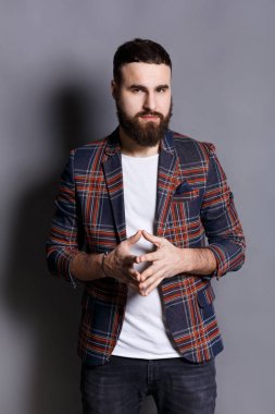 Kamu hoparlör jest adamla sakallı