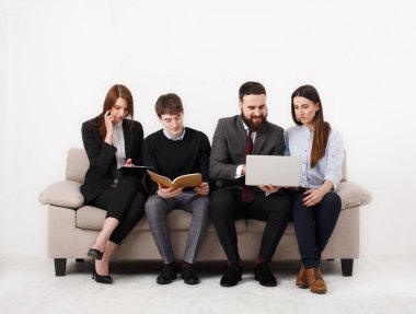 İş insanlar ekip çalışması ürün. Takım kanepede, birlikte çalışma ortakları