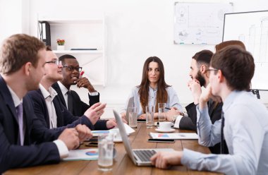 İş görüşmesi. Genç takım modern ofis