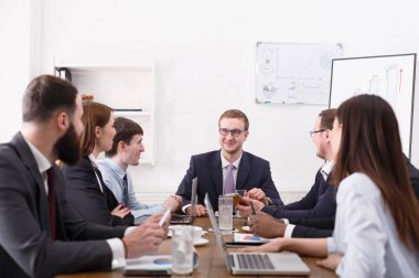 İş görüşmesi. Genç takım modern ofis