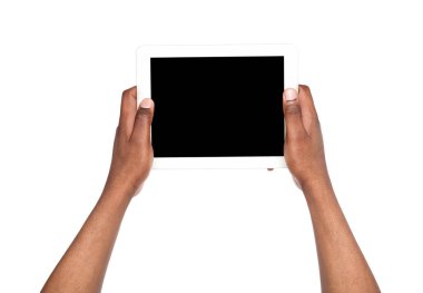 Siyah adam dijital tablet izole holding