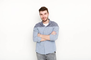 Yakışıklı kendine güvenen erkek portre
