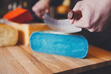 Gouda pesto mavi peynir bakkal dükkanında kesme