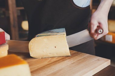 Bakkal dükkanında sert peynir kesme