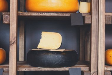 Tekerlek ve parça bakkal dükkanı raf olarak sert peynir