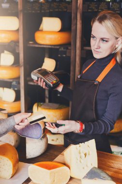 Bakkal dükkanı beyaz peynir sırasını için ödeme müşteri.
