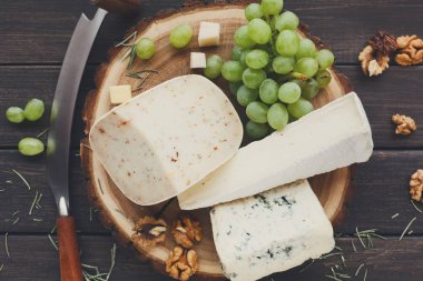 Peynir tabağı, gouda ot üzüm ile doğal ahşap disk üzerinde ve
