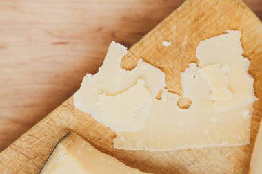 Peynir tabağı, doğal ahşap tahta üzerinde parmesan