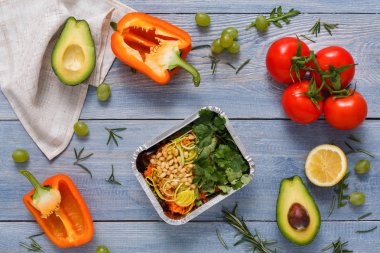 Mavi ahşap arka plan kopya alanı ile taze sebze beslenme