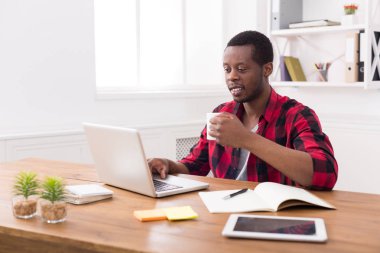 İşadamı rahat Office siyah, laptop ile çalışmak