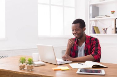 Mutlu işadamı kazanmak. Kazanan, siyah adam ofiste
