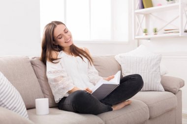 Genç gülümseyen kadın onu notlar okuma