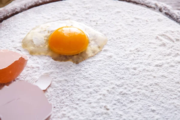 Főzés sütés, tojás és Liszt alapanyagai — Stock Fotó