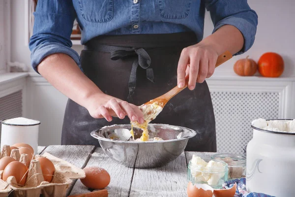 女性パン卵、バターと小麦粉で生地をかき混ぜる — ストック写真