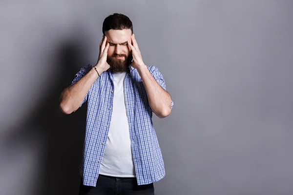 Konzentrierter bärtiger Mann denkt über etwas nach — Stockfoto