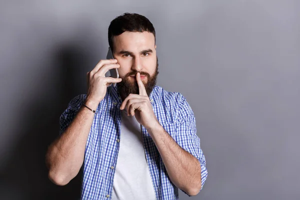Telefon noktasında konuşan sakallı adam sessiz ol — Stok fotoğraf