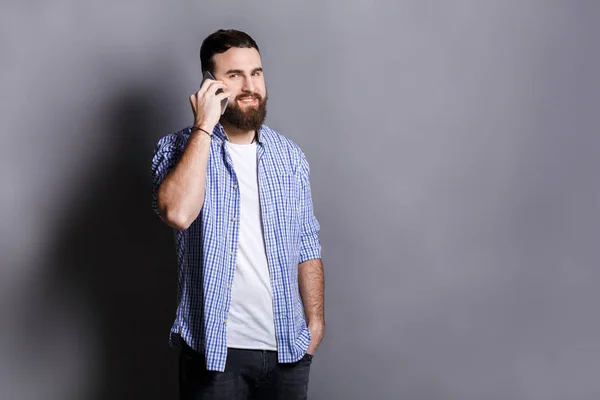 Vidám szakállas ember beszél telefonon — Stock Fotó
