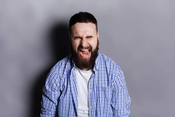 Ritratto di uomo barbuto arrabbiato che piange — Foto Stock