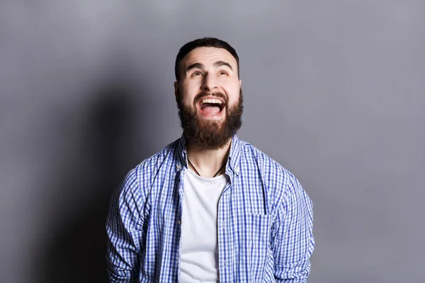 Retrato de hombre barbudo llorando enojado — Foto de Stock