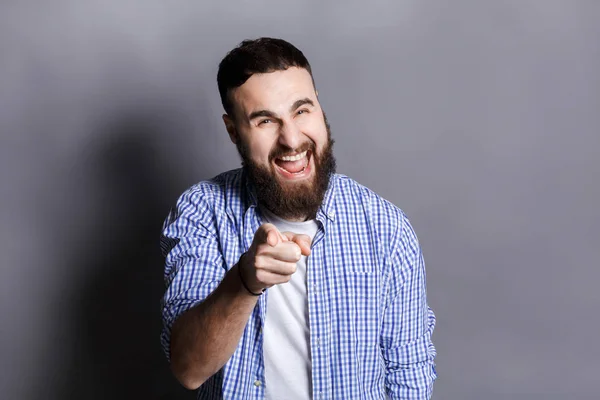 Furious bearded man skrika högt, peka på kamera — Stockfoto