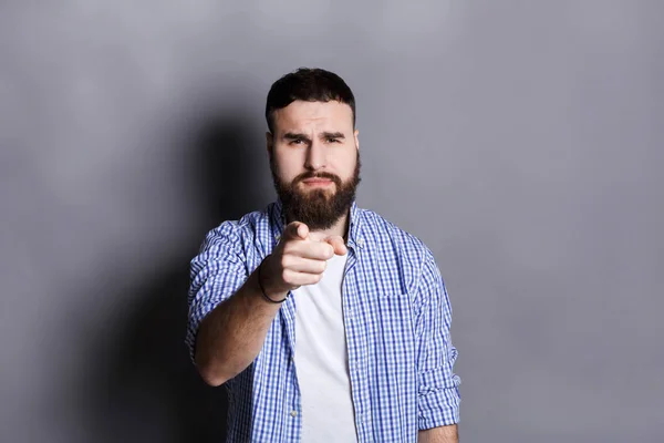 Strenger Mann zeigt mit erhobenem Zeigefinger auf dich — Stockfoto