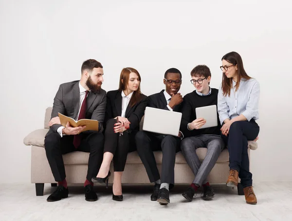 Jóvenes empresarios discuten estrategia de marketing — Foto de Stock