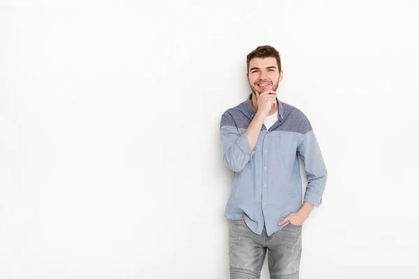 Hombre guapo posando con la mano en la barbilla — Foto de Stock