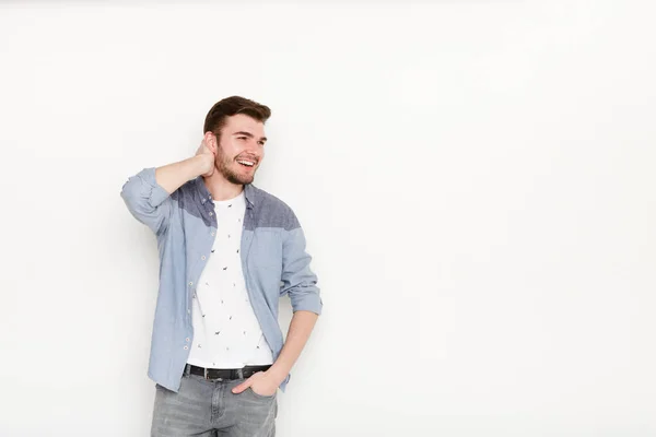 Schöner Mann, der seine Haare berührt — Stockfoto