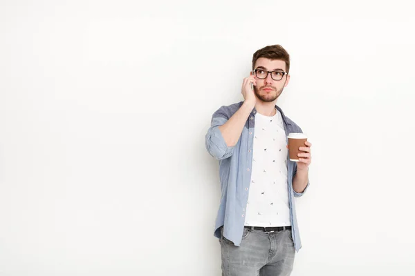 Unga upptagen man pratar telefon med coffeecup — Stockfoto