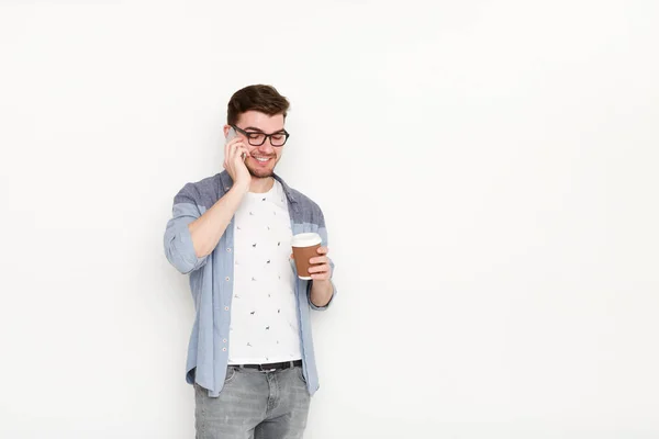 Joven hombre ocupado hablando por teléfono con cafetera —  Fotos de Stock