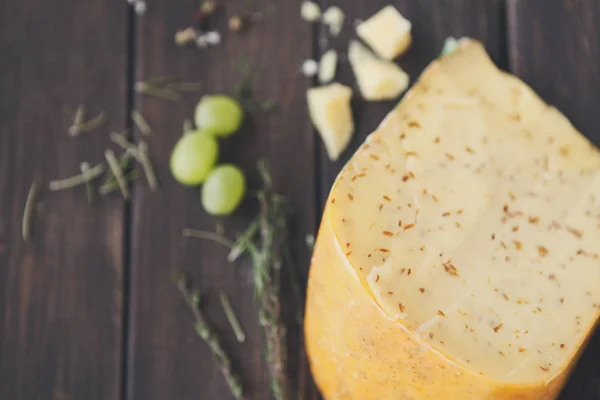 Gouda ost med örter närbild — Stockfoto
