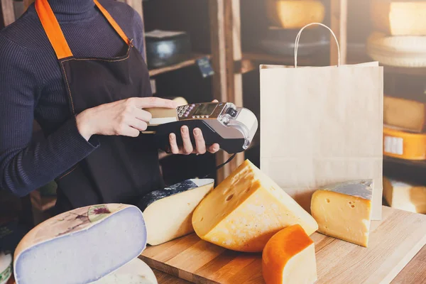 Kadın tezgâhtar ile kredi kartı makine