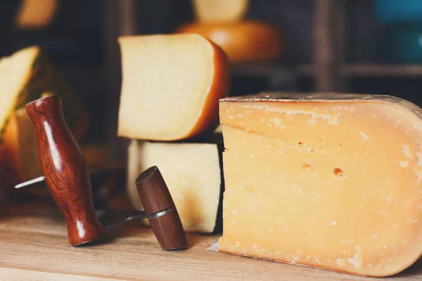 Асортимент твердого сиру в продуктовому магазині крупним планом — стокове фото