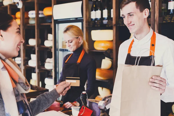 Cliente che paga per l'ordine di formaggio nel negozio di alimentari . — Foto Stock